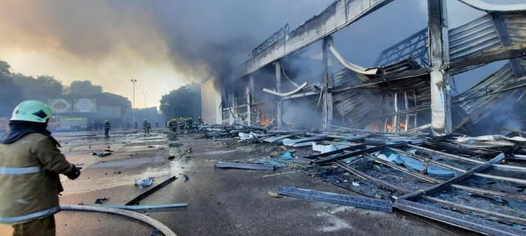 אוקראינה מרכז קניות ש רוסיה הפציצה ב קרמנצ'וק