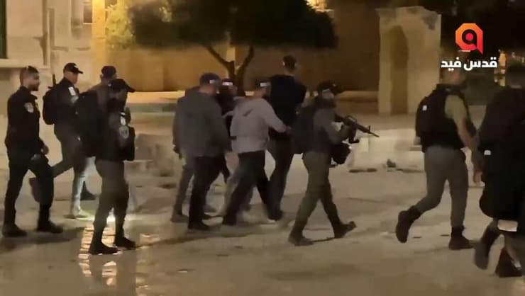תיעוד מהתקשורת הערבית לאחר ירי בהר הבית - שוטרים עם אקדחים שלופים