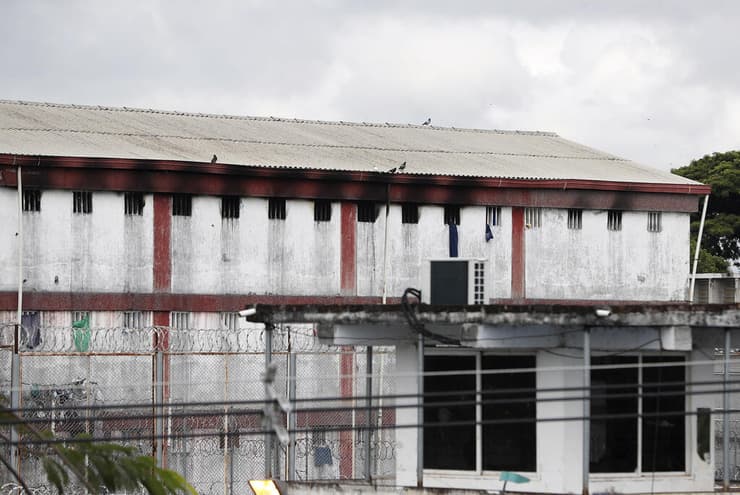 שריפה ב כלא טולואה ב קולומביה משפחות של ה אסירים מחוץ לבית הסוהר