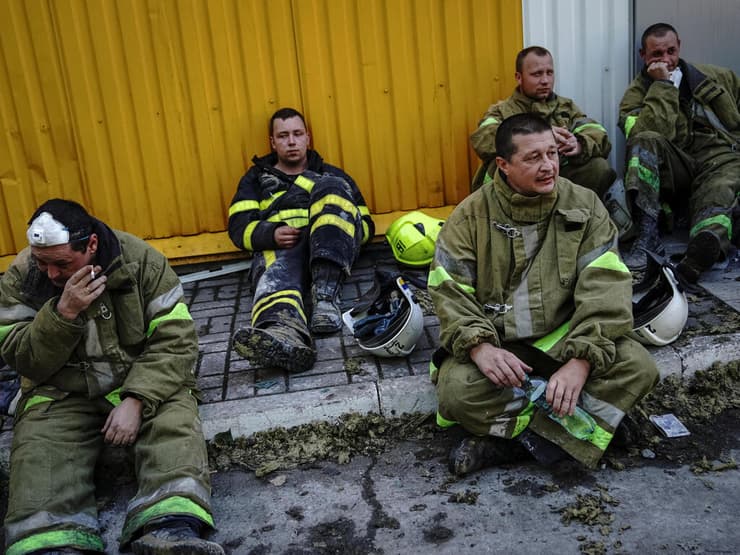 אוקראינה הריסות קניון קרמנצ'וק פגיעה של טיל רוסיה שריפה אנשי החיפוש וההצלה