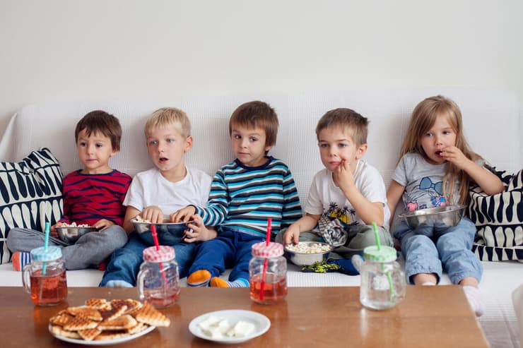 ילדים צופים בטלוויזיה ואוכלים