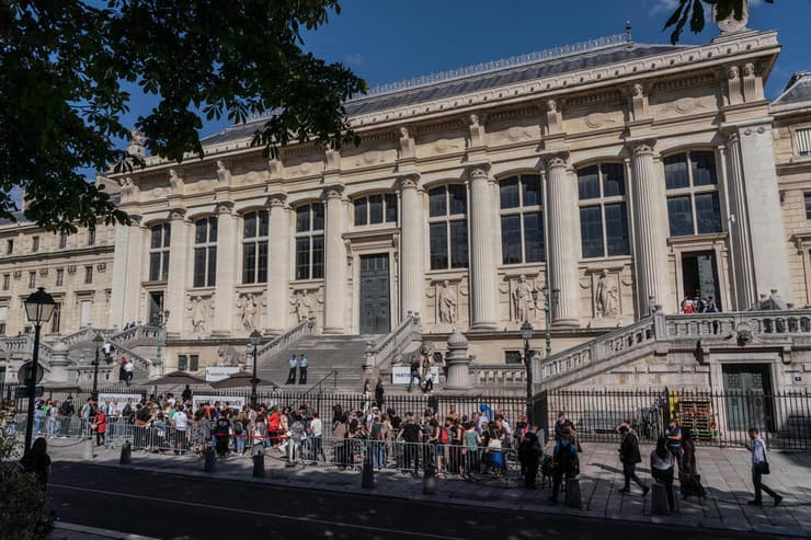 מחוץ ל בית המשפט ב פריז גזר דין למעורבים במתקפת הטרור צרפת 2015