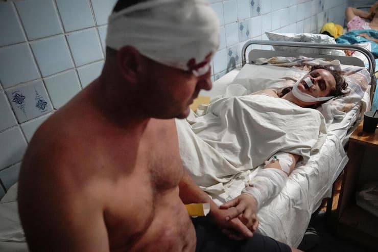 אוקראינה הריסות קניון קרמנצ'וק פגיעה של טיל רוסיה שריפה זוג שנפצע
