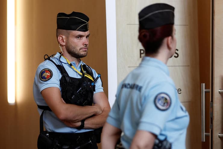 מחוץ ל בית המשפט ב פריז גזר דין למעורבים במתקפת הטרור צרפת 2015
