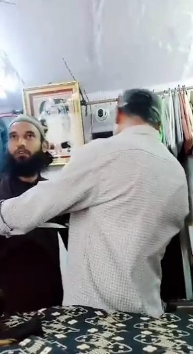 הודו חייט לוקח מידות ואז נרצח על ידי הלקוחות מוסלמים בגלל דברים על מוחמד