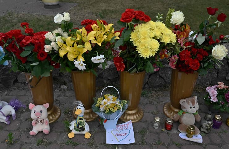 אוקראינה ליד קניון קרמנצ'וק שנפגע מ טיל רוסיה שריפה אסון פרחים בובות צעצועים לילדים