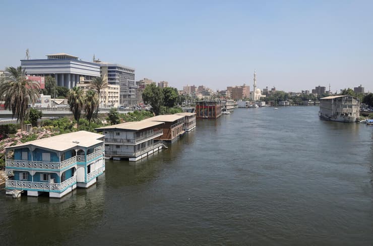 מצרים קהיר הורסת בתים צפים סירות מגורים על ה נילוס