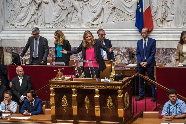 צרפת יעל בראון פיבט מוצא יהודי נבחרה ל יו"ר האספה הלאומית הבית התחתון של הפרלמנט