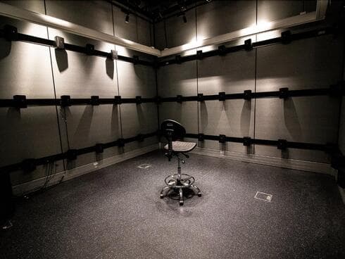 החדר הרב חושי במכון למוח קוגניציה וטכנולוגיה: מוקף 97 רמקולים שיוצרים צלילים בתנועה, מכוסה במסכים ומצויד במכשירים שונים