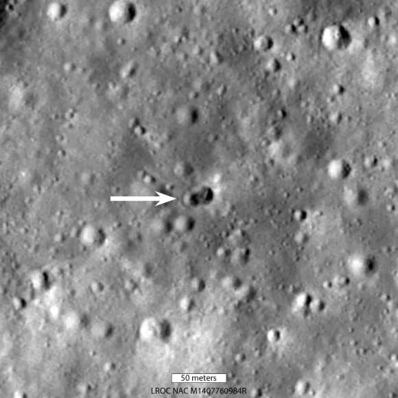 רואים כפול: שני המכתשים הצמודים שגרמה ההתרסקות על הירח, בצילום של הלוויין LRO 
