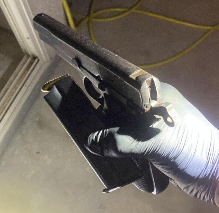 אקדח שנתפס בתוך סיר מתחת לשיש מטבח