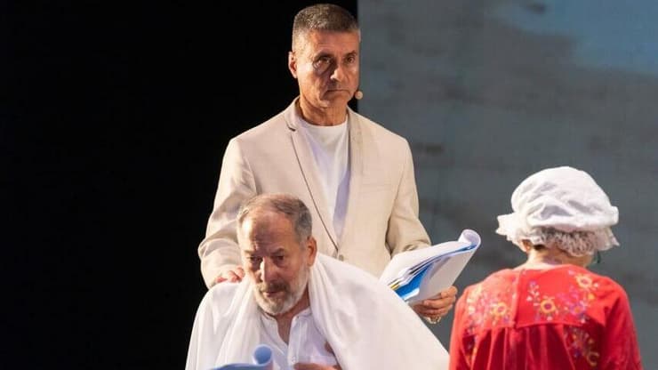 שגריר ישראל ברומניה דוד סרנגה בהצגה לזכרו של חנוך לוין
