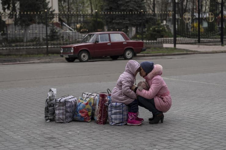 אם ובתה מחכות לפינוי מ סלוביאנסק במחוז דונייצק אוקראינה פליט פליטים מלחמה רוסיה ארכיון אפריל 2022