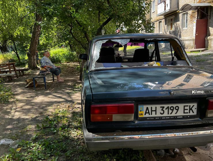 מכוניות שנהרסו בהפגזה רוסית על העיר סלוביאנסק ב-27 ביוני שבה נהרג אדם אחד  במחוז דונייצק אוקראינה מלחמה רוסיה