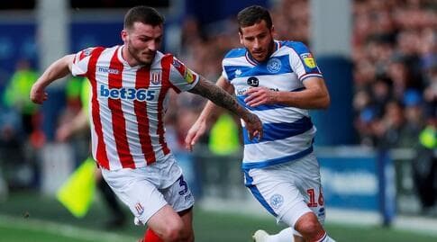 תומר חמד מנסה להגיע לכדור במדי צ'רלטון (רויטרס) תומר חמד מנסה להגיע לכדור במדי צ'רלטון