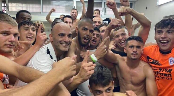 השחקנים והמאמן חוגגים אליפות