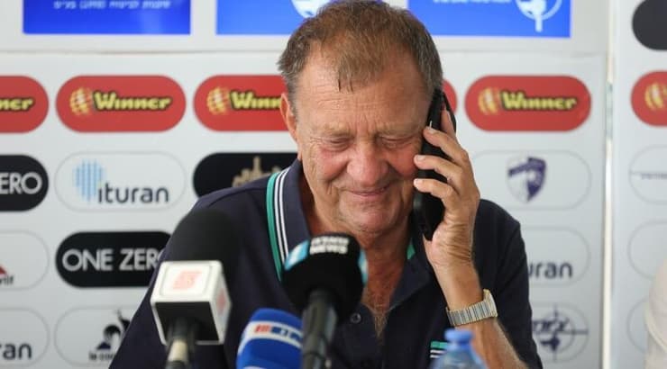 איזי שירצקי עונה לטלפון (רדאד ג'בארה) איזי שירצקי עונה לטלפון