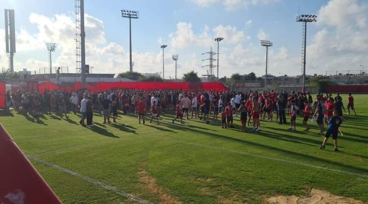 אוהדי הפועל תל אביב באימון הפתיחה (איציק כלפי) אוהדי הפועל תל אביב באימון הפתיחה