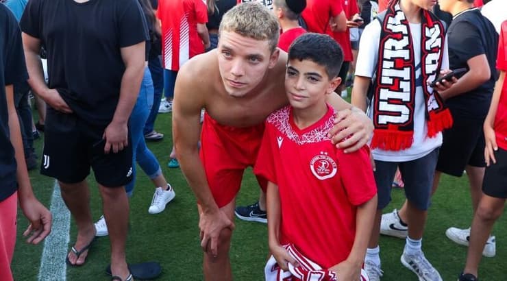 עומר סניור ואוהד הקבוצה (שחר גרוס) עומר סניור ואוהד הקבוצה