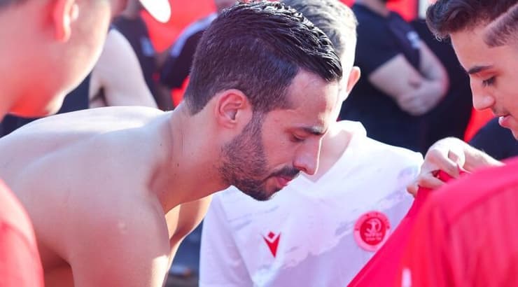 דן אייבינדר חותם לאוהד הקבוצה (שחר גרוס) דן אייבינדר חותם לאוהד הקבוצה