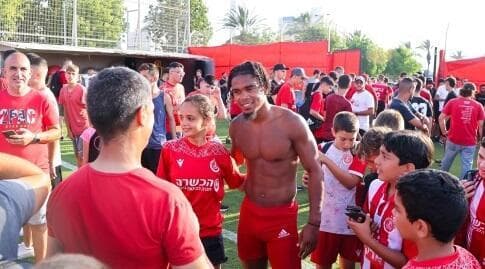 גודפריד רומראטו עם אוהדי הקבוצה (שחר גרוס) גודפריד רומראטו עם אוהדי הקבוצה