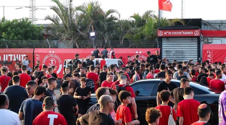 אוהדי הפועל תל אביב במתחם חודורוב (שחר גרוס) אוהדי הפועל תל אביב במתחם חודורוב