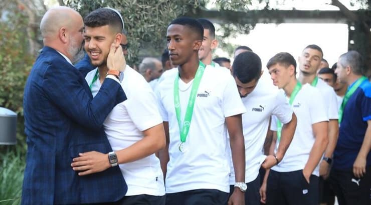 אורן חסון וקפטן הנבחרת איליי מדמון (מיכה בננו) אורן חסון וקפטן הנבחרת איליי מדמון