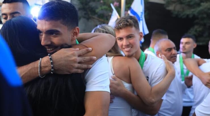 שחקני נבחרת הנוער מתאחדים עם המשפחות (מיכה בננו) שחקני נבחרת הנוער מתאחדים עם המשפחות