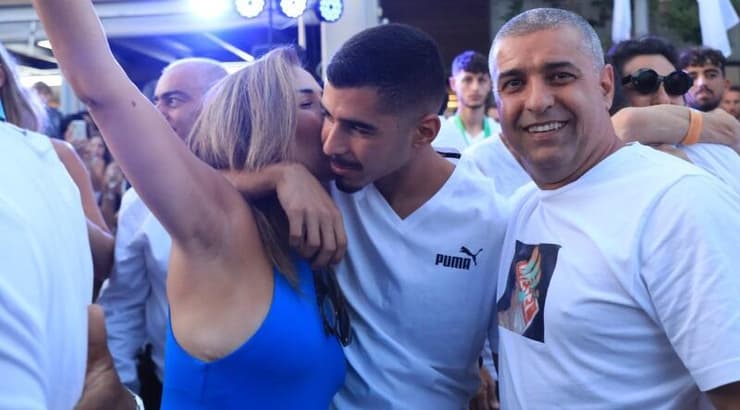 שחקני נבחרת הנוער מתאחדים עם המשפחות (מיכה בננו) שחקני נבחרת הנוער מתאחדים עם המשפחות