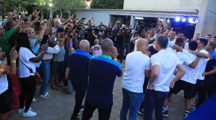 נבחרת הנוער זוכה לקבלת פנים חמה (מיכה בננו) נבחרת הנוער זוכה לקבלת פנים חמה