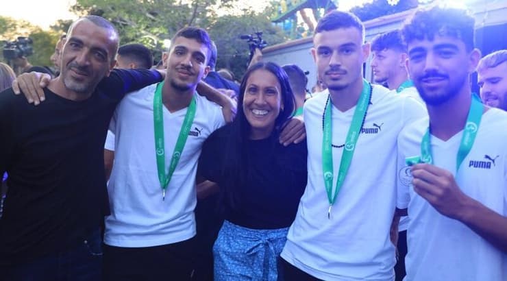 שחקני נבחרת הנוער עם המשפחות (מיכה בננו) שחקני נבחרת הנוער עם המשפחות