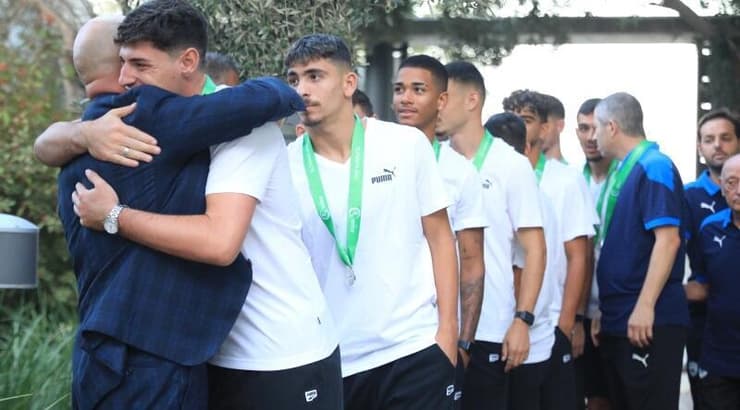 שחקני נבחרת הנוער נוחתים (מיכה בננו) שחקני נבחרת הנוער נוחתים