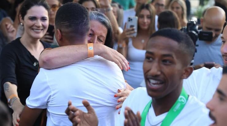 שחקני נבחרת הנוער מתאחדים עם המשפחות (מיכה בננו) שחקני נבחרת הנוער מתאחדים עם המשפחות