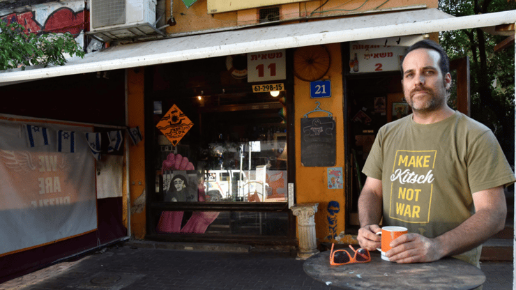 תדהר טויכר, בעל בית הקפה פאזל, המקום ריק מלקוחות