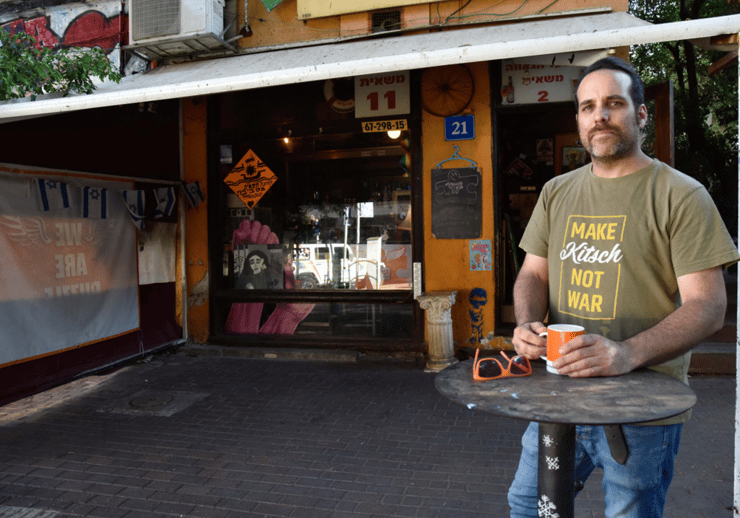 תדהר טויכר, בעל בית הקפה פאזל, המקום ריק מלקוחות