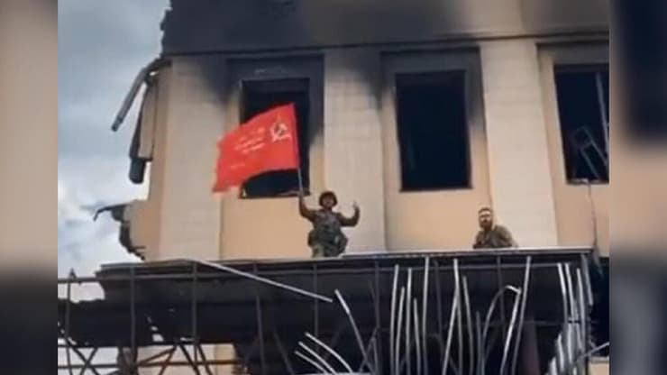 תיעוד שהופץ ב רוסיה ובו נראה לכאורה חייל רוסי מניף דגל סובייטי ב ליסיצ'נסק מחוז לוהנסק בחבל דונבאס אוקראינה