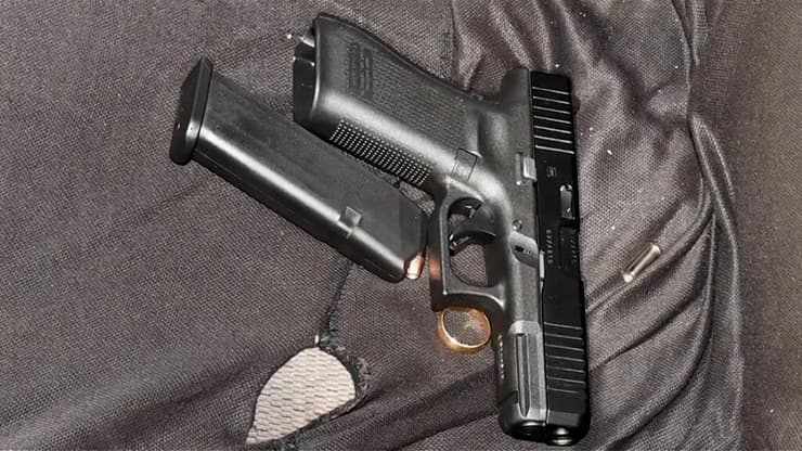 ארה"ב אוהיו אקרון אקדח עם מחסנית שנמצא במכונית של ג'יילנד ווקר צעיר שחור נורה למוות על ידי שחורים
