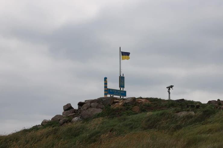  דגל אוקראינה מונף מחדש ב אי הנחשים האי זמיני ב הים השחור אחרי נסיגת כוחות רוסיה