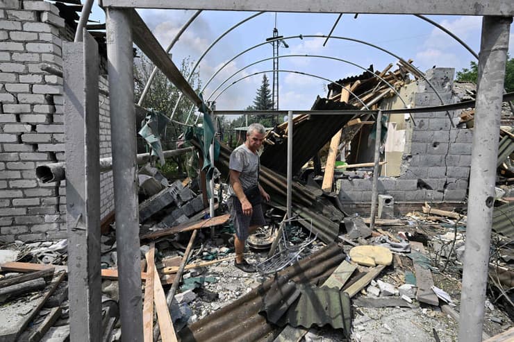 הרס ונזקי מתקפה ארטילרית רוסית ב סלוביאנסק במחוז דונייצק חבל דונבאס
