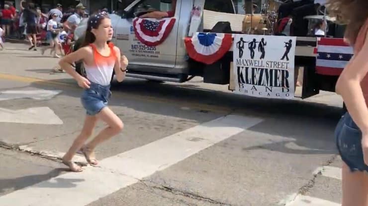 בהלה במהלך ירי מצעד לרגל חגיגות 4 ביולי ב ארה"ב ב עיירה היילנד פארק ליד שיקגו אילינוי