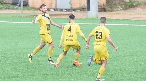 נתנאל מוריס חוגג עם מעיין קורן ויונתן טפר