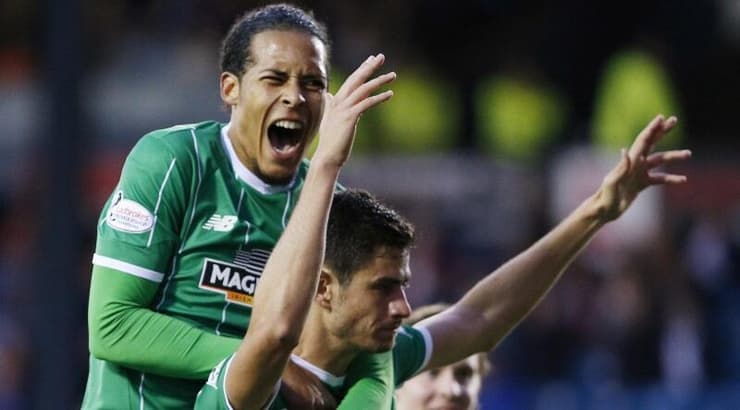 ניר ביטון חוגג עם וירג'יל ואן דייק. סיים עונה עם 8 שערים ו-6 בישולים. מספרים אדירים לקשר אחורי