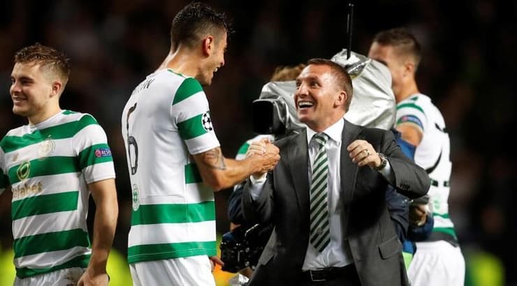 ניר ביטון וברנדן רוג'רס. ניסה את הישראלי גם כקשר וגם כבלם