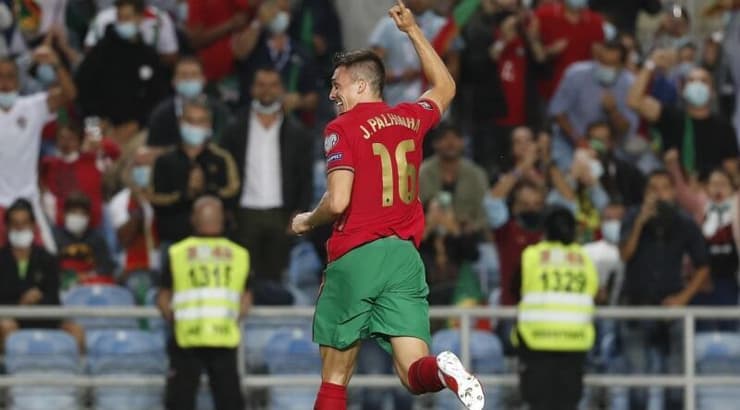 ז'ואאו פאליניה חוגג במדי נבחרת פורטוגל