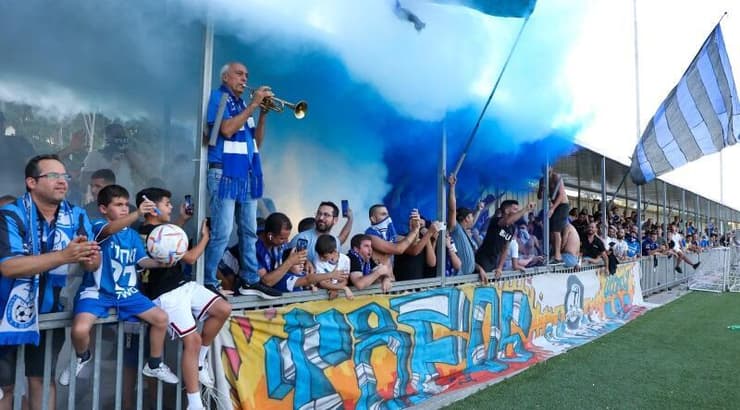 אוהדי הפועל פ"ת (שחר גרוס) אוהדי הפועל פ"ת