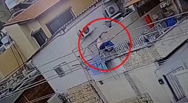 תיעוד בו נראה מארון כלאסני במרפסת