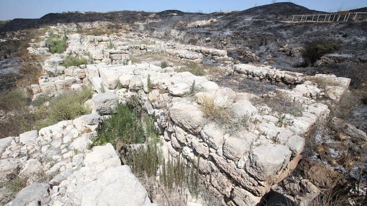 הרס האתר הארכיאולוגי בתל גזר לאחר השריפה