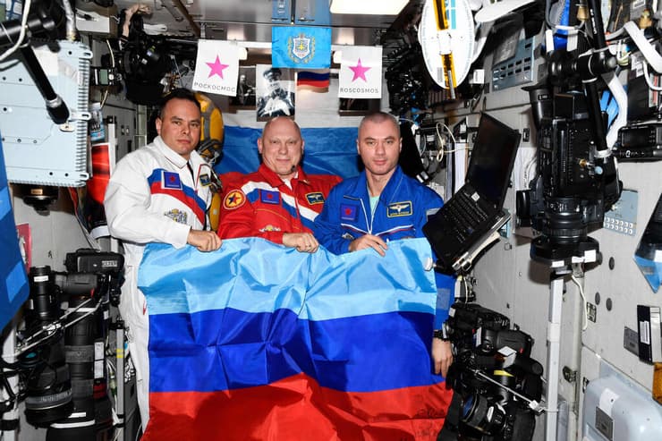 רוסיה אוקראינה קוסמונאוטים רוסים חוגגים את כיבוש לוהנסק עם דגל הרפובליקה העממית של לוהנסק ב תחנת החלל הבינלאומית