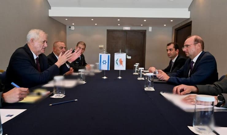 שר הביטחון בני גנץ פגישה עם שר ההגנה של קפריסין שרלמבוס פטרידס ב יוון