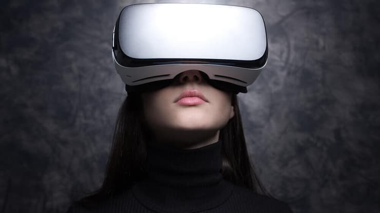 אישה עם משקפי מציאות מדומה